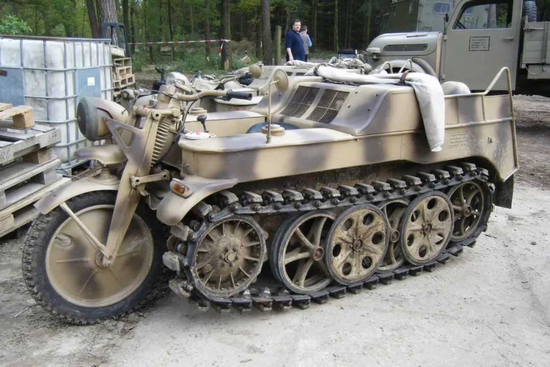 德国和美国已经提出了解决方案,办法就是上图中的半履带车