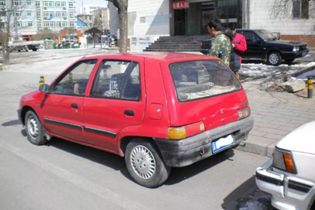夏利tj7100拉达曾经在中国北方是一款相当火的俄系车,在20年前拉达曾