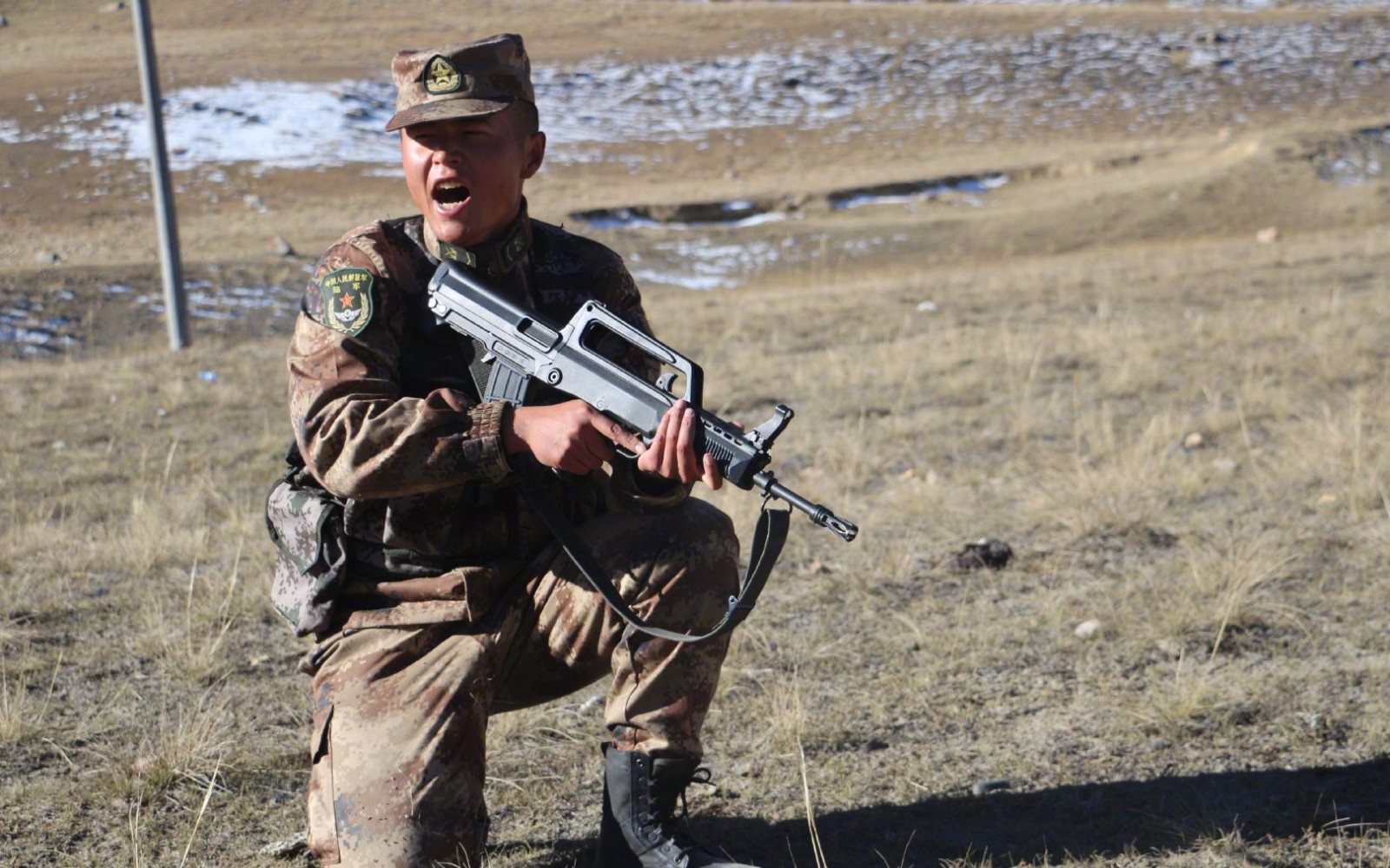 海拔4100米高原上战士们的进攻战悄然打响