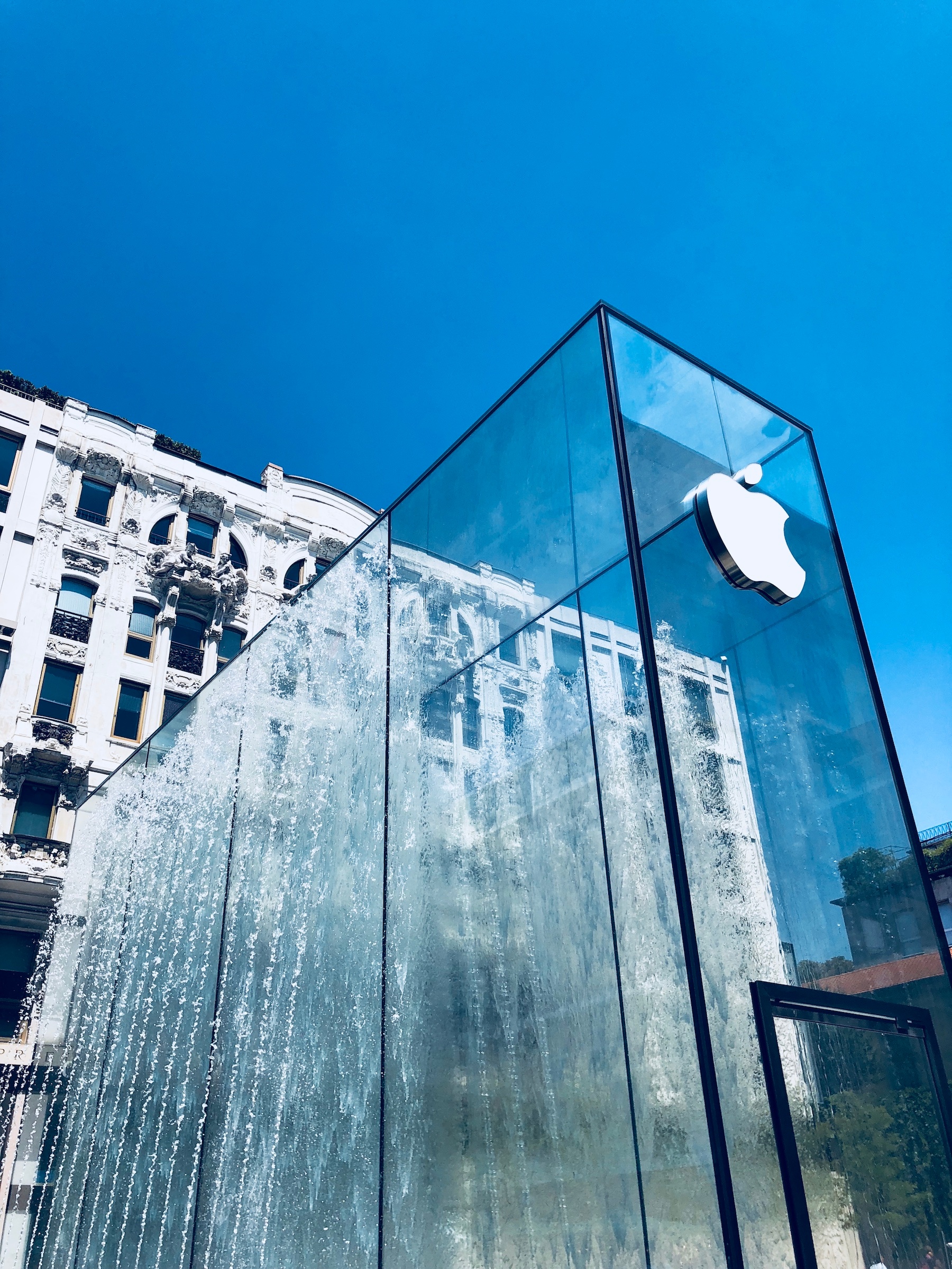 体验,这间apple store也是欧洲目前为止最漂亮,最具创意的一间苹果店