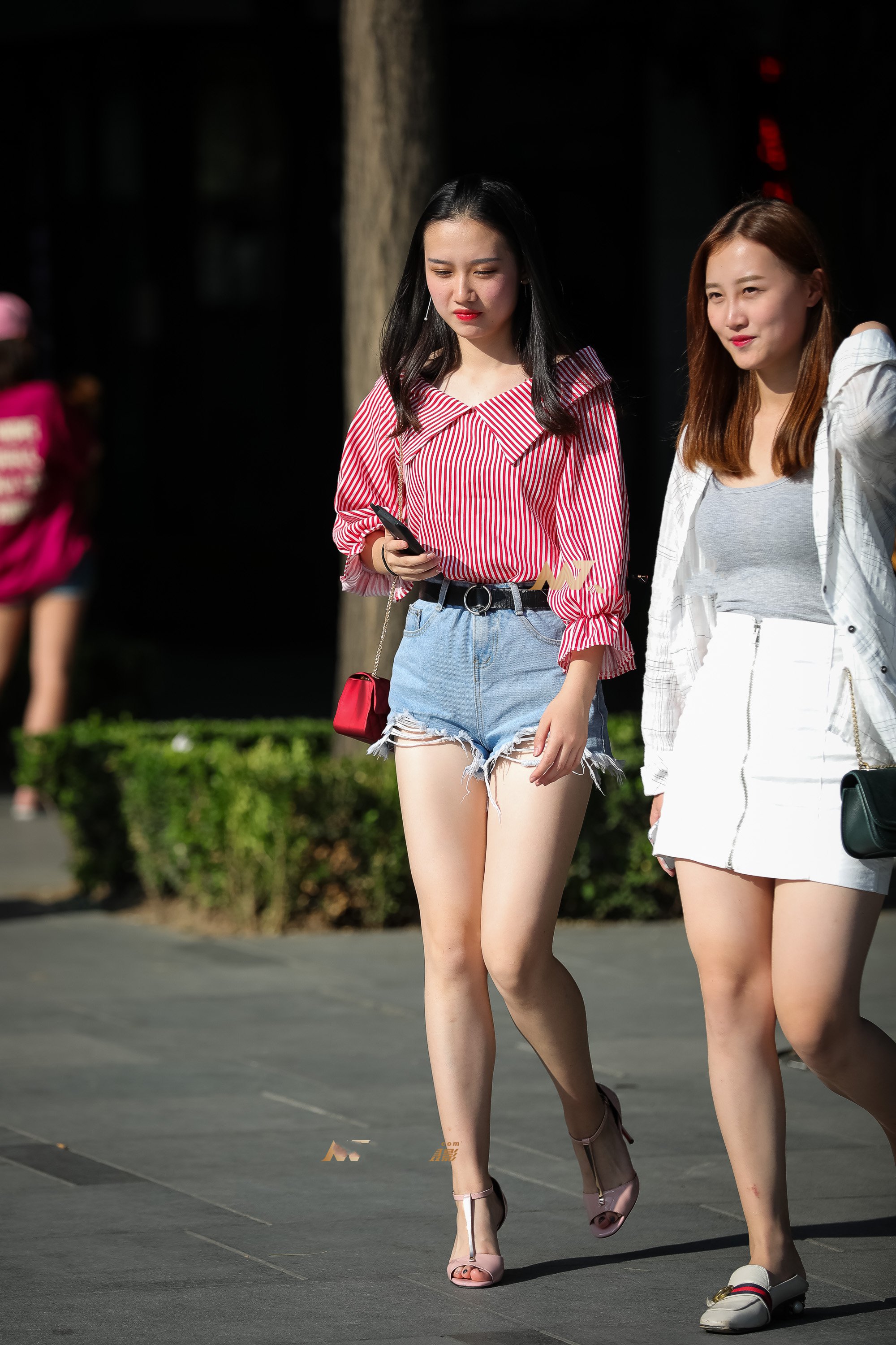 街拍美女清凉上衣配短裤怎么穿都有不一样的气质