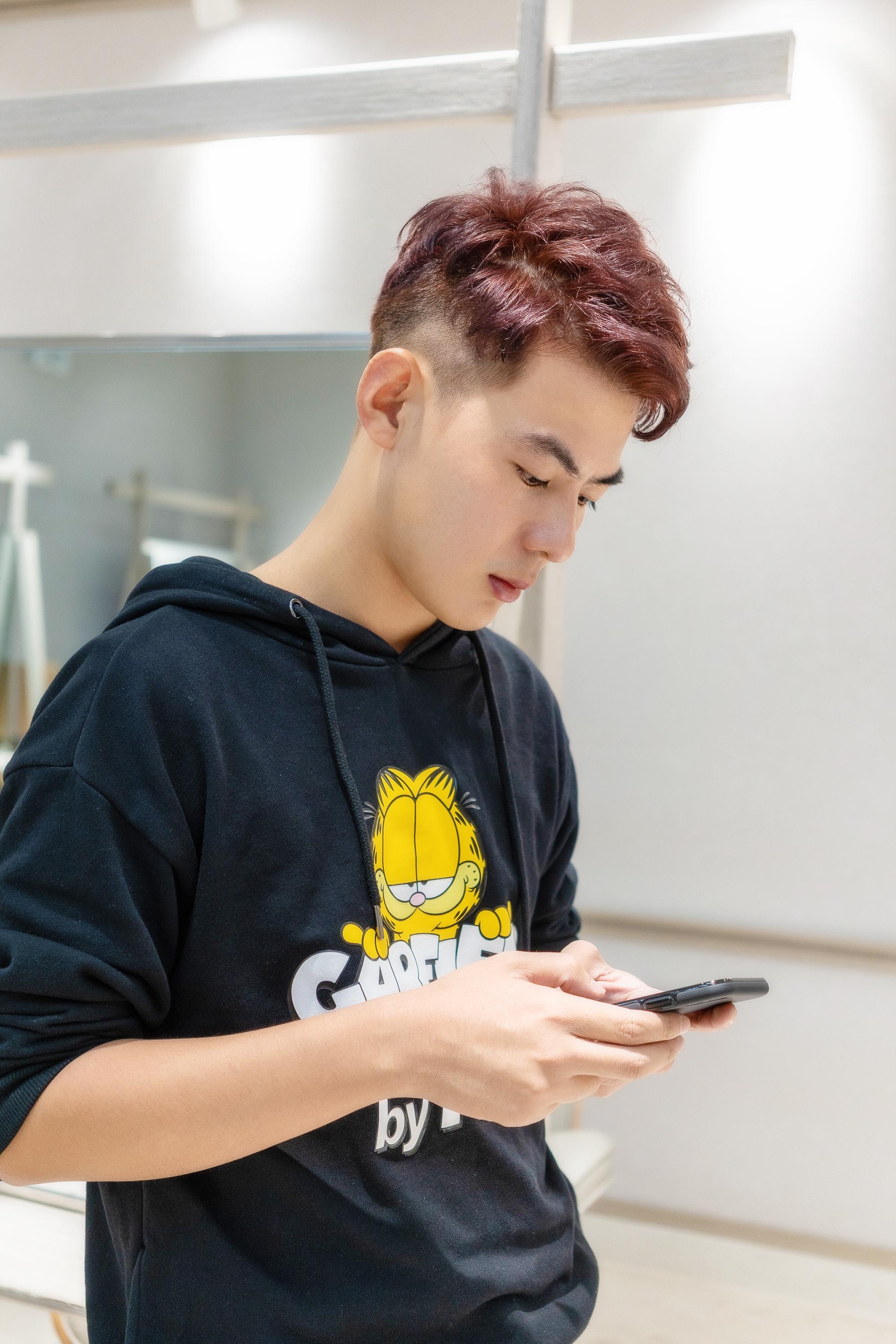 上海时尚潮流：烫发染发现代魅力