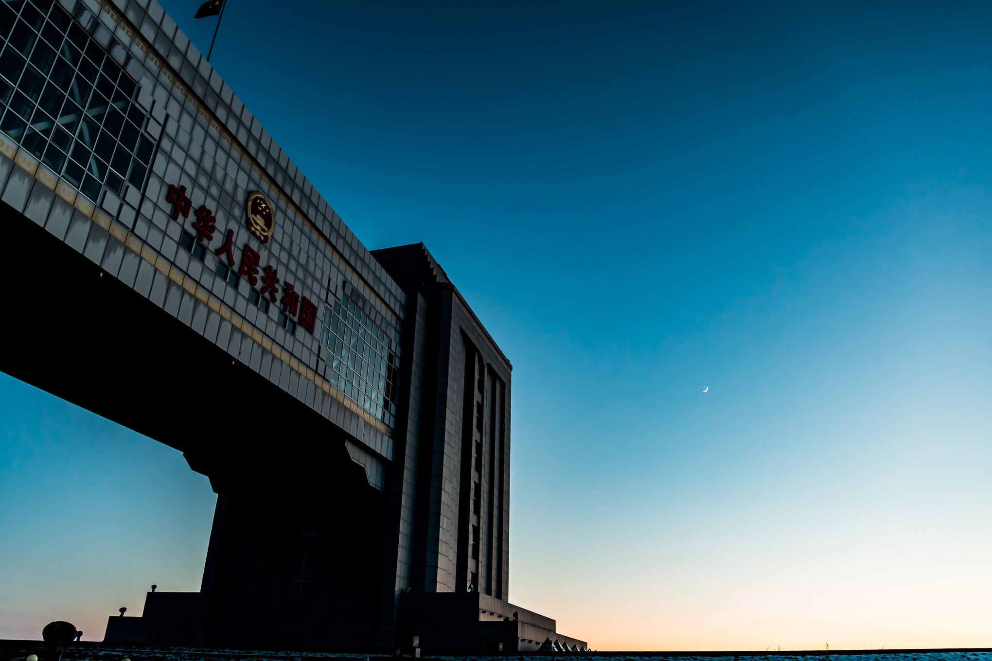 中俄边境的巍峨国门,冰雪寒风中的守卫身影,是最美的风景