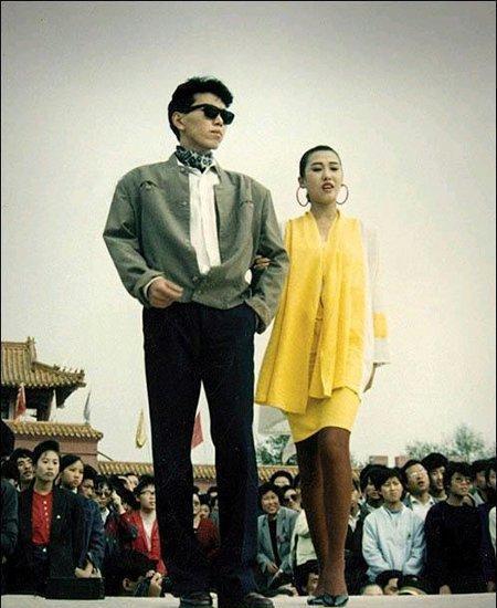 80年代大众流行穿着，搁到现在也不过时，对不会穿衣的很有参考性|年代|喇叭裤|裙衬_新浪新闻