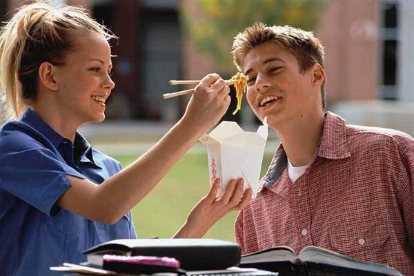 男女一起吃饭,怎么看两个人的关系?