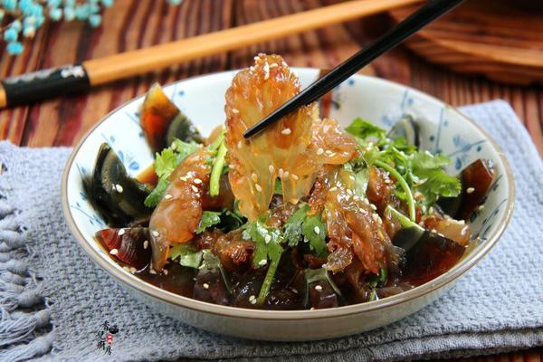 皮蛋拌海蜇头的做法