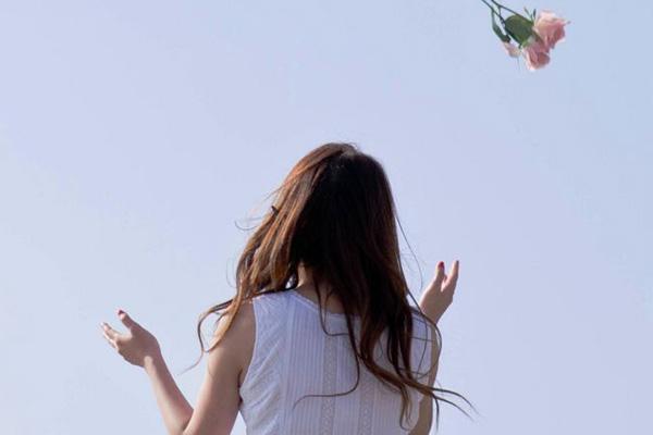 男子赴同学会,妻子不放心悄悄前往,在包厢外听到对话她笑着离开