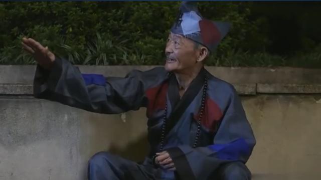 小伙路边碰到一个算卦的,没想到还真灵,电脑都