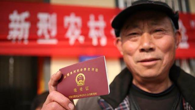 新农保和社保哪个好?可以互相转换吗?来看这