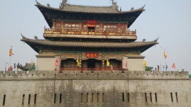 让人充满了"长安情结"的人文古迹,如秦阿房宫,兵马俑,汉未央宫,长乐宫