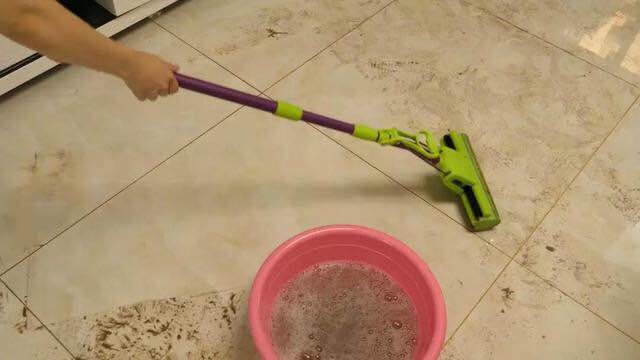 你拖地直接用的是清水?怪不得地面不干还有水渍,你得这样干