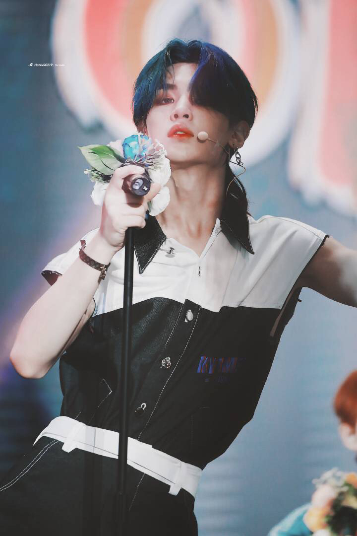 justin蓝精灵 今天的昊哥是蓝色的～或许,若芽色的昊哥