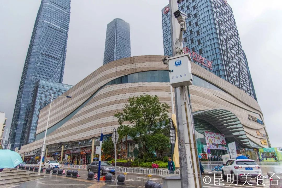 昆明市中心20年的米线下雨天蹲小板凳打着伞都要吃