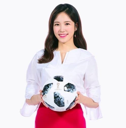 还记得2014年巴西那位回眸一笑百媚生的韩国女球迷张艺媛吗_新浪看点