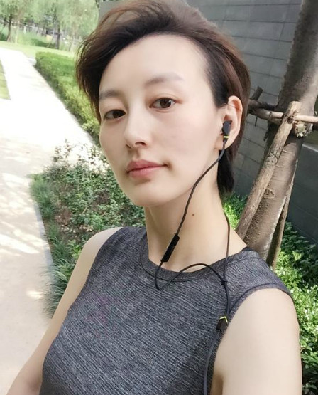 她被大14岁导演当众强吻,身材非常好,穿搭非常时尚|郭晓敏|李好_新浪