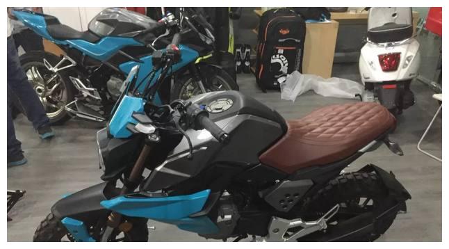 早在2015年的米兰车展上飞肯就展示了自家非常有噱头的单摇臂设计fk