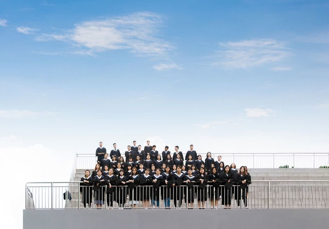 这才叫毕业照你那只能叫照片