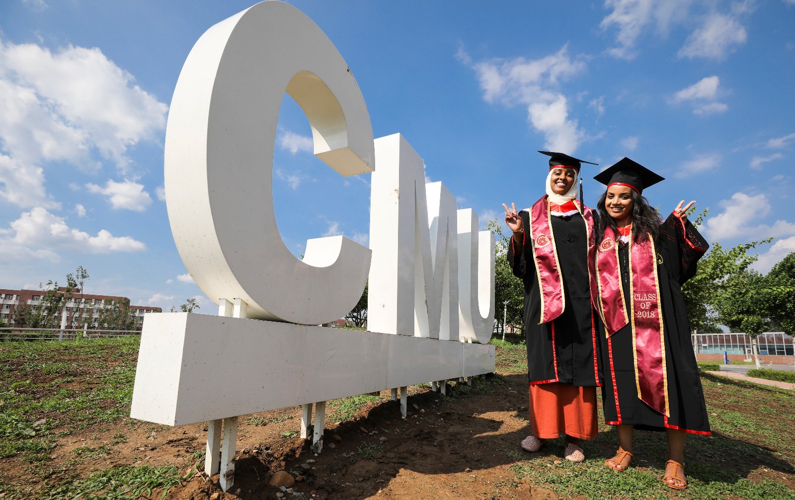 毕业季 外国留学生不一样毕业照 全家总动员