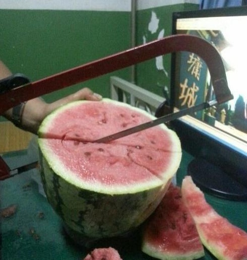 搞笑图片:不一样的切西瓜方式