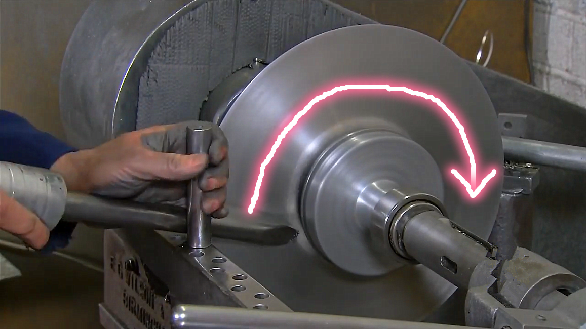 一块铁皮高速旋转从边上一压就变成想要的形状这就是旋压工艺