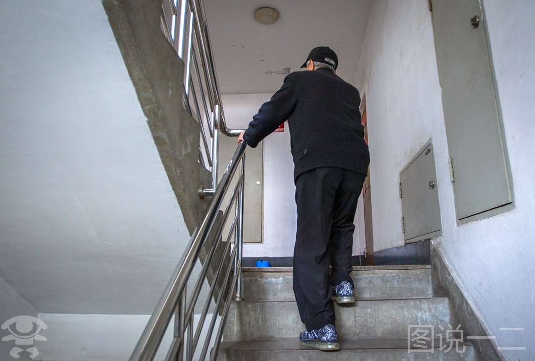 20天修不上,业主出行只能爬楼梯,真坑苦了楼里那些腿脚不利索的老人