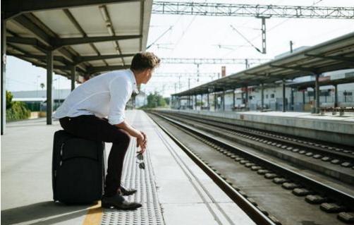 当年他赌气离开家乡,多年后荣归故里,妹妹亲手烧了他的车