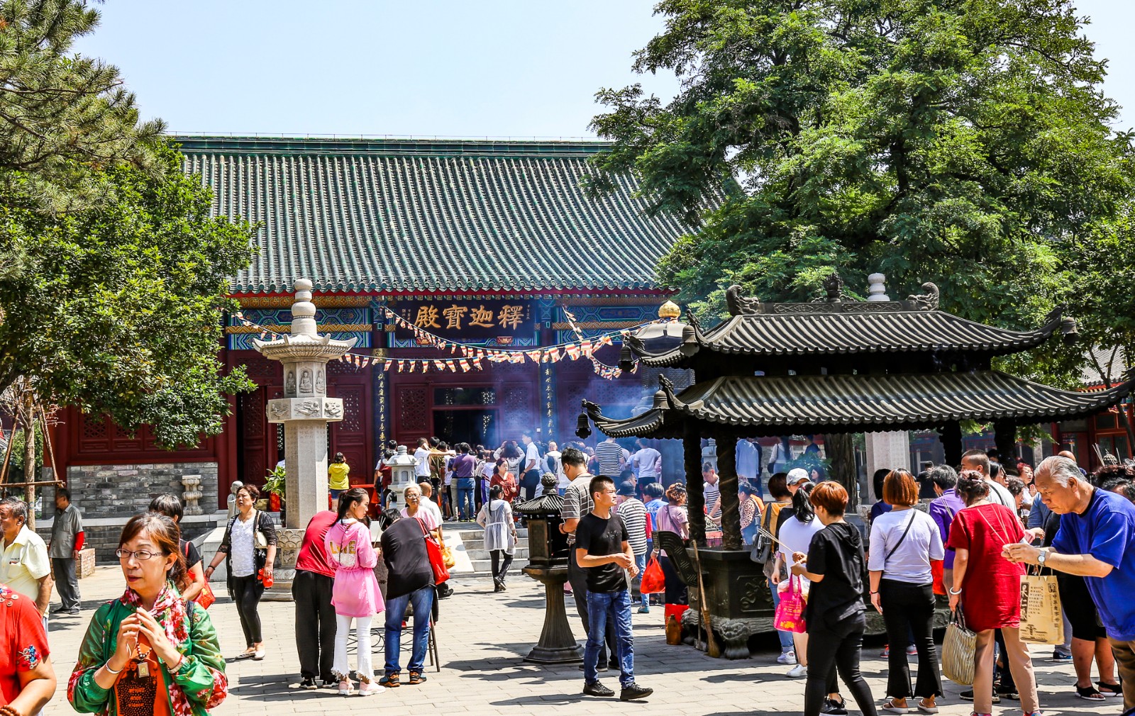 游览天津最大的佛教寺院,位于闹市之中,院内更加热闹