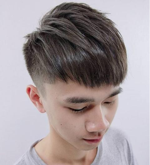 男生两边剃短发型2:发质硬的男生,可以把两边剪得很短,头顶的头发稍微