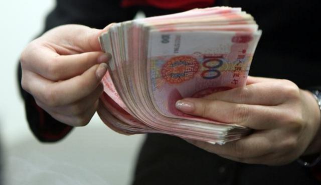 农民工捡到8万,女失主拿到钱就走人,老板一声吼,失主傻了眼!