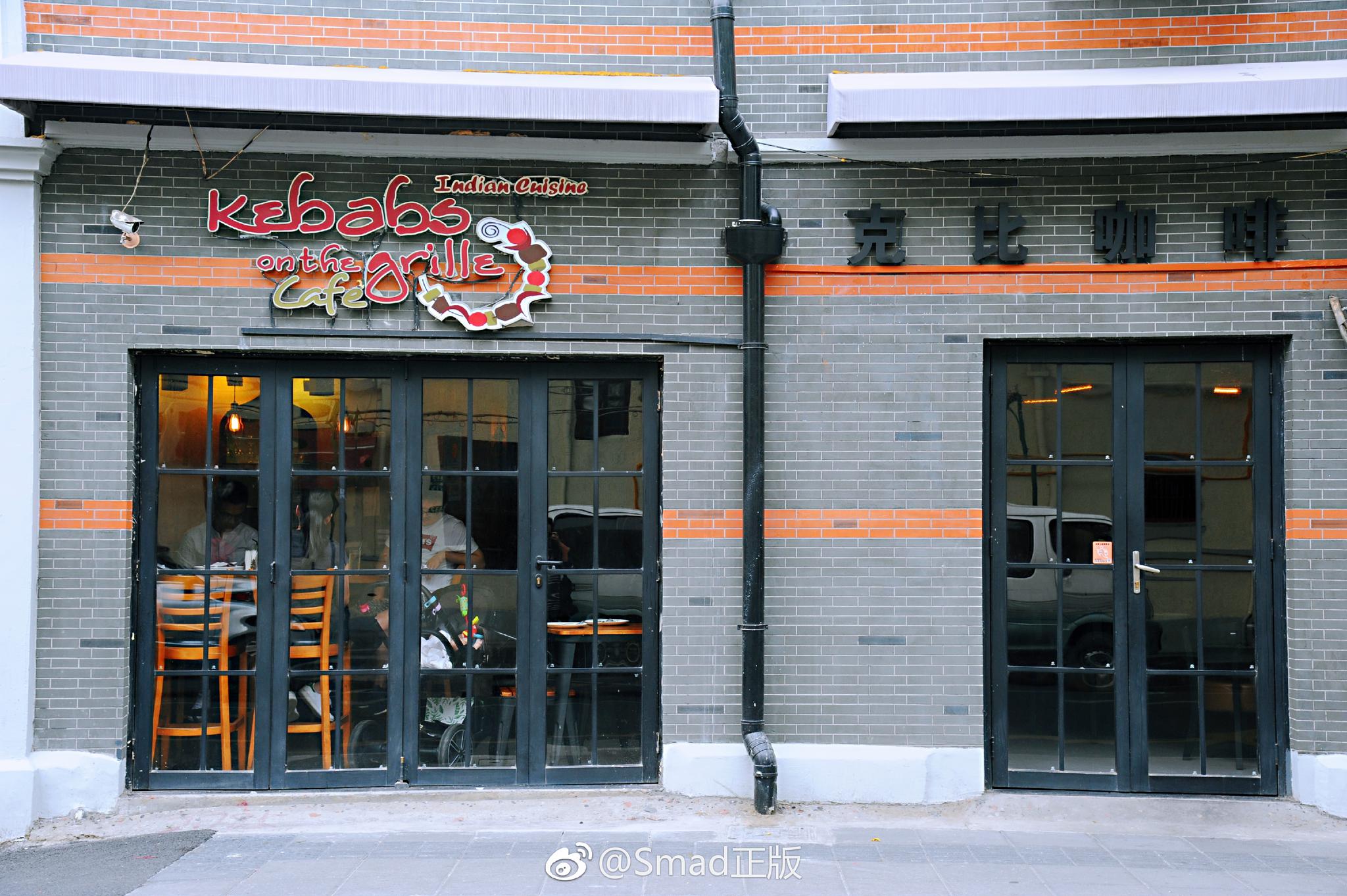 一家老牌的印度餐厅,正宗印度人开的.两扇玻璃门看上去很宽敞