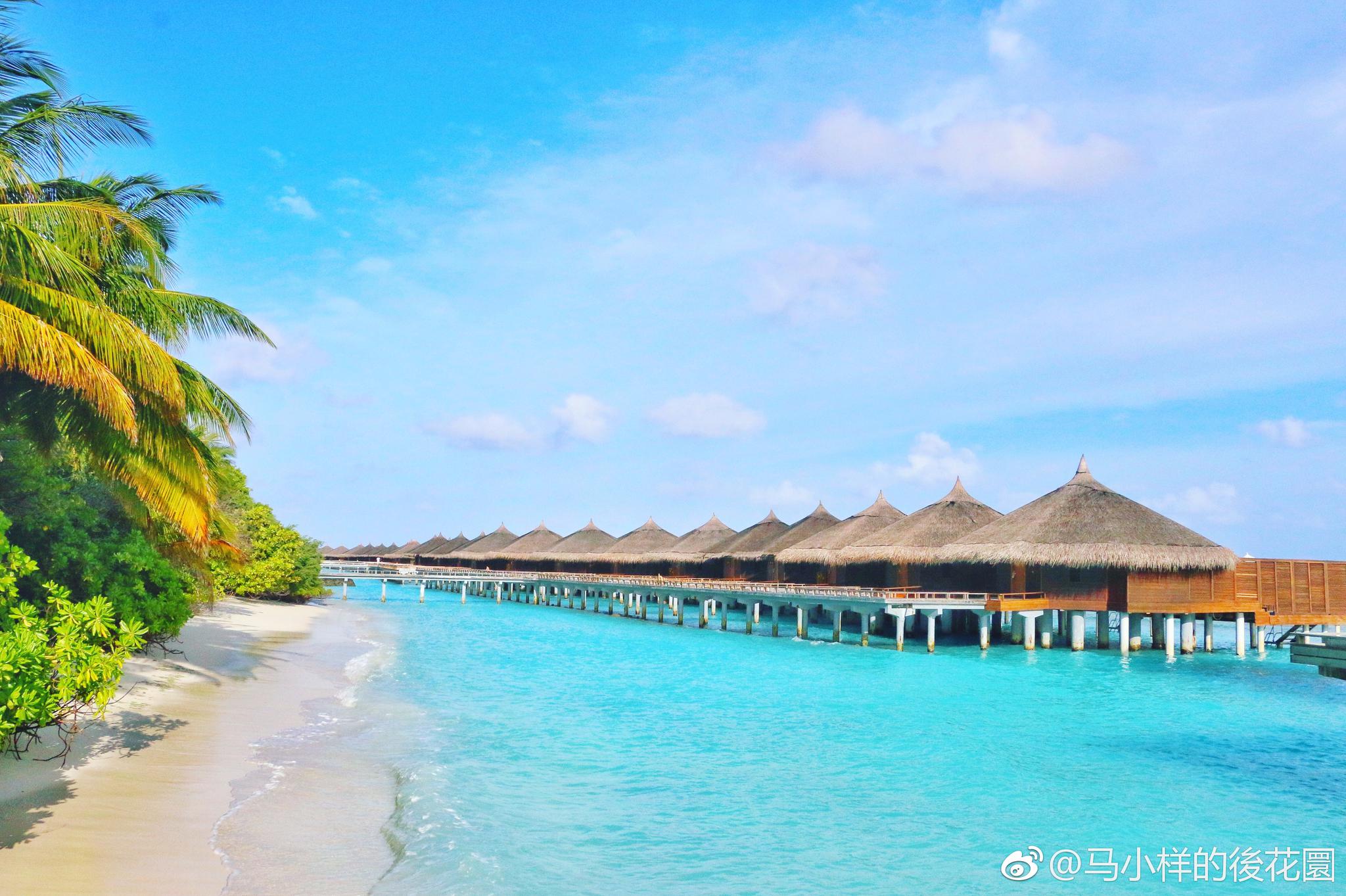 用手轻轻划开那抹马尔代夫蓝,水非常的清澈,心绪随波飘荡