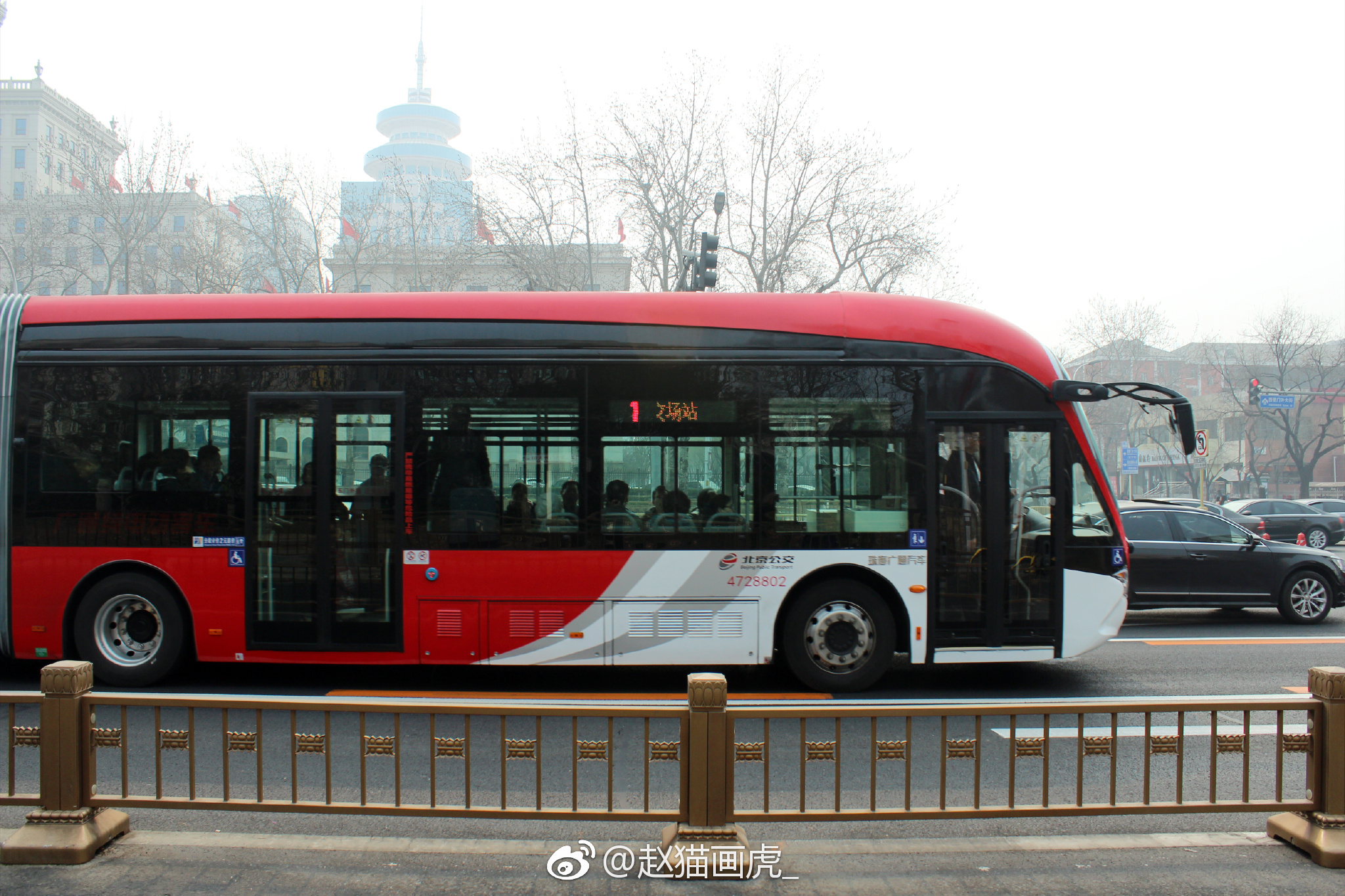 拍摄于长安街同时偶遇两辆中国红公交车运气太好了