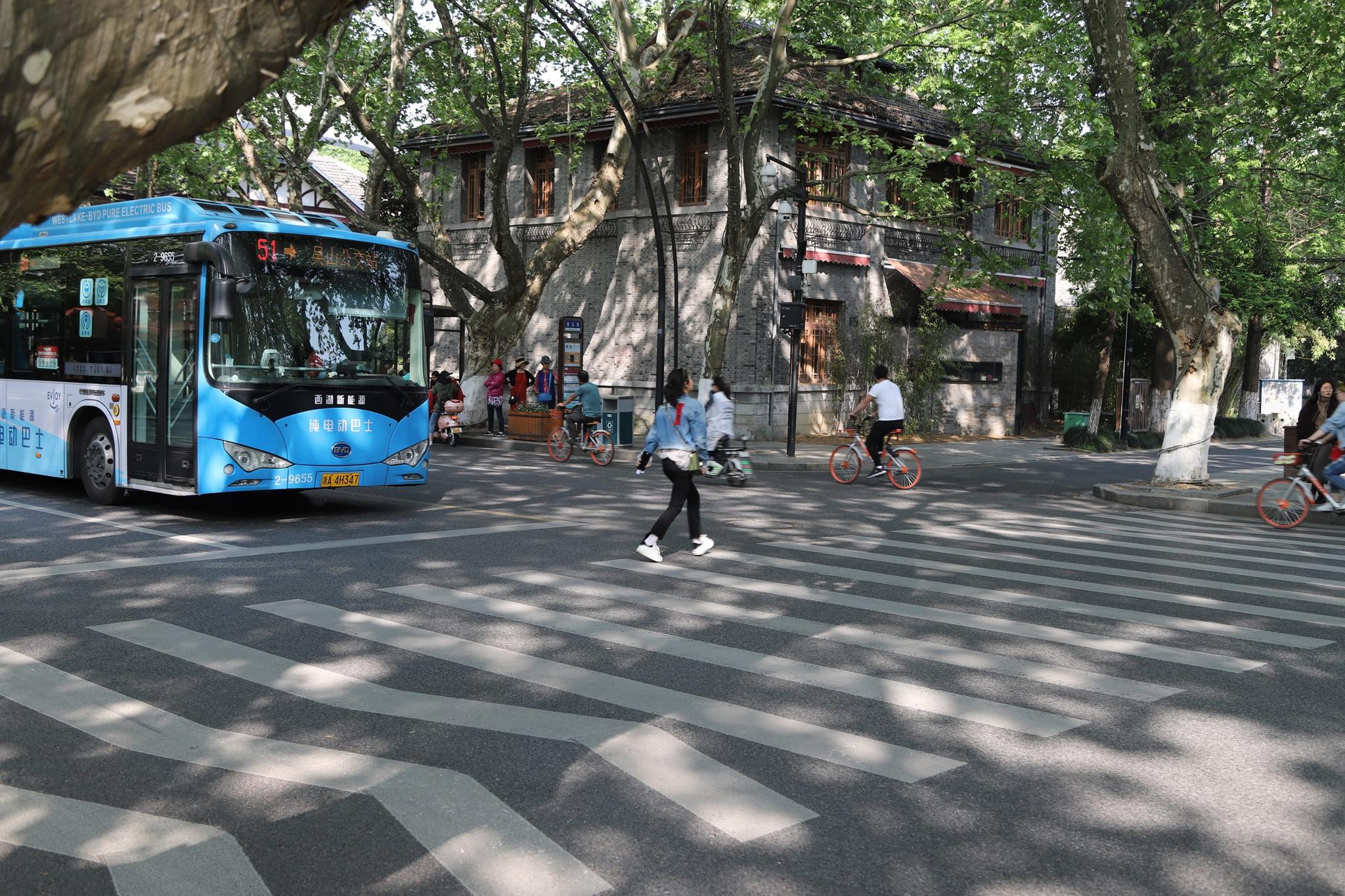 游客路口实拍杭州"车让人",杭州不愧为最好的旅游城市