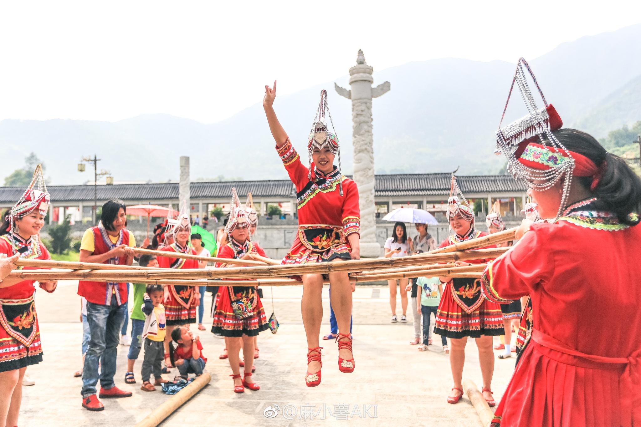 在苍南 见证一场畲族姑娘的嫁娶灵动的竹竿舞 是这些姑娘的活力每个