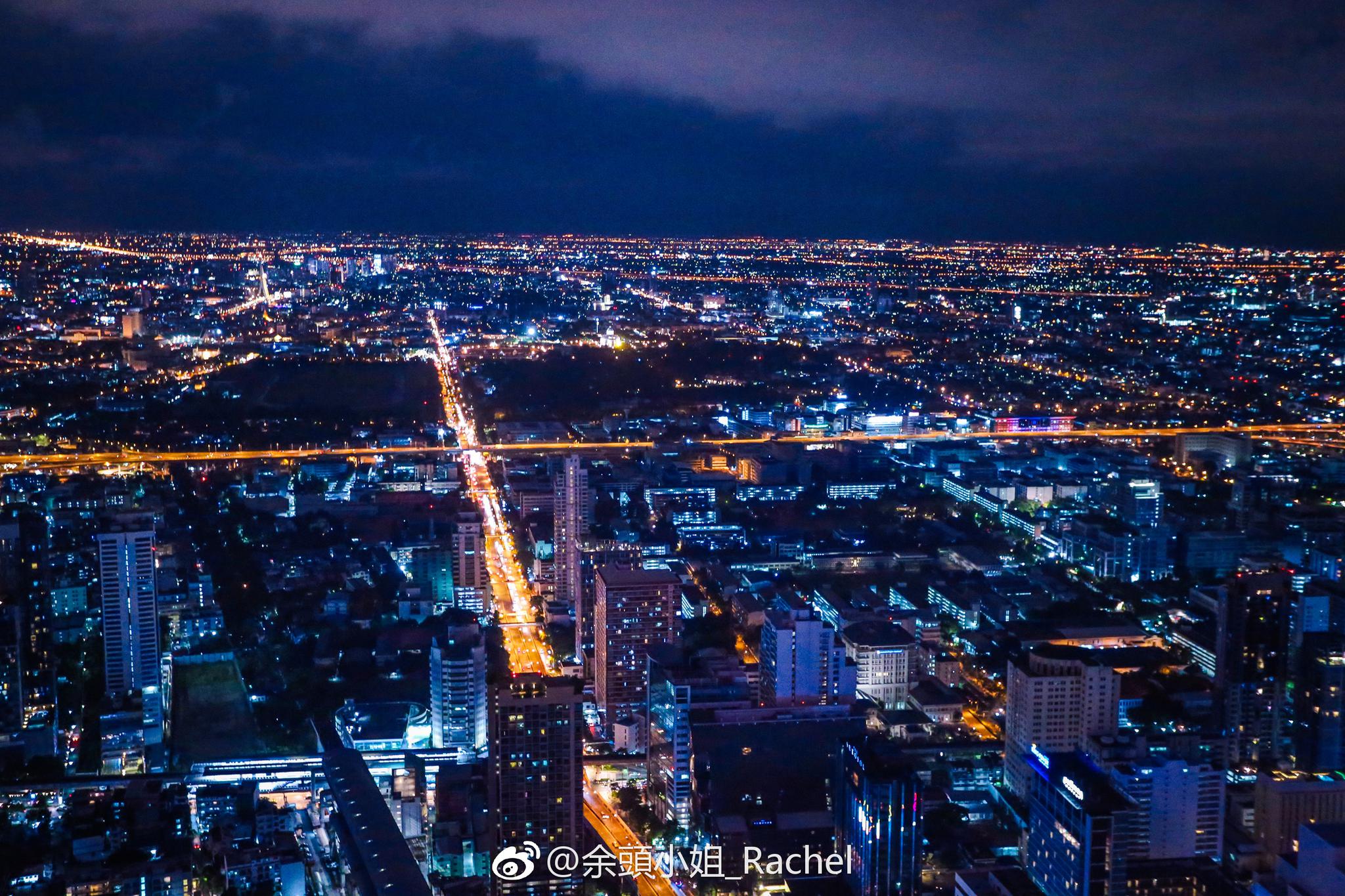 想要欣赏曼谷城市全景,于是我们来到了位于市中心的彩虹云霄酒店