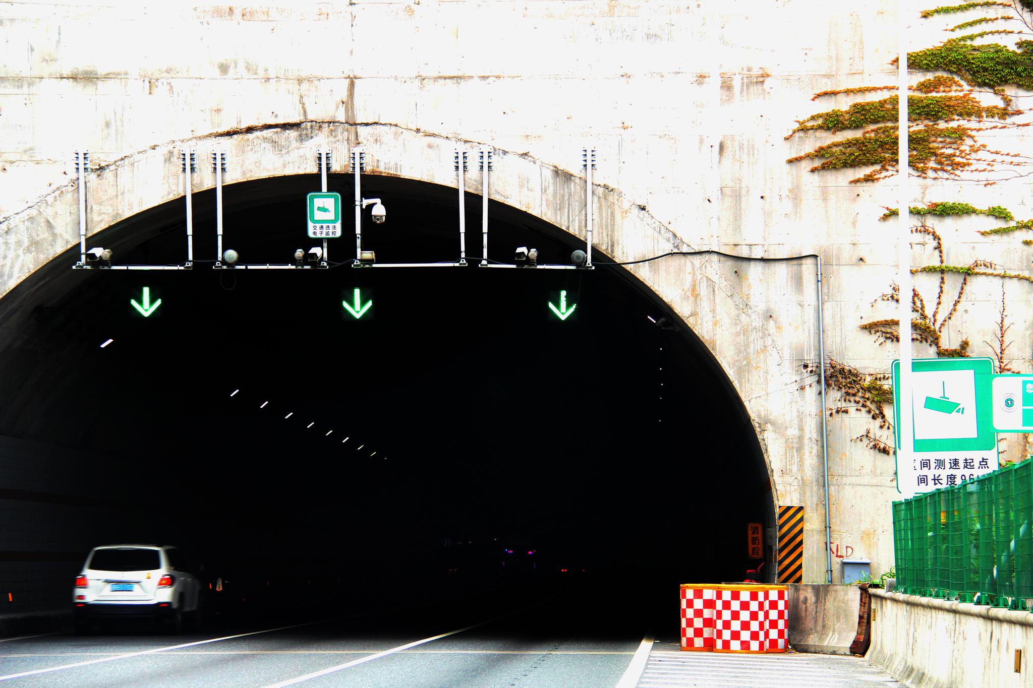 高速上,开车进隧道要注意什么行车细节?