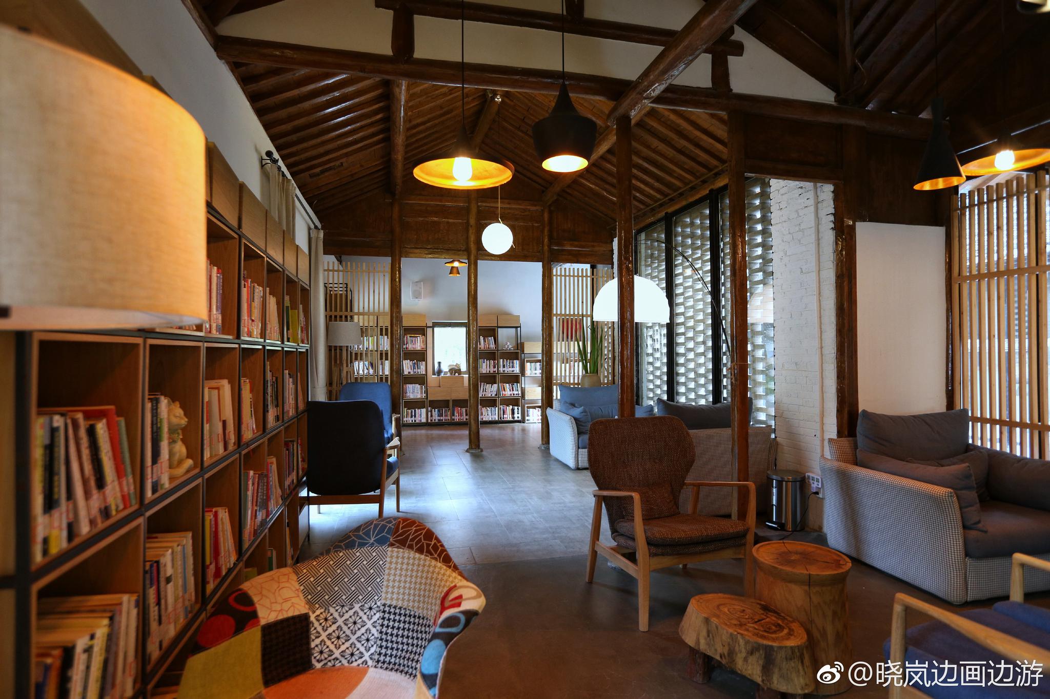 初次见面,匆匆一瞥,蒋巷书院给我的感觉是:绿色,原木,书香