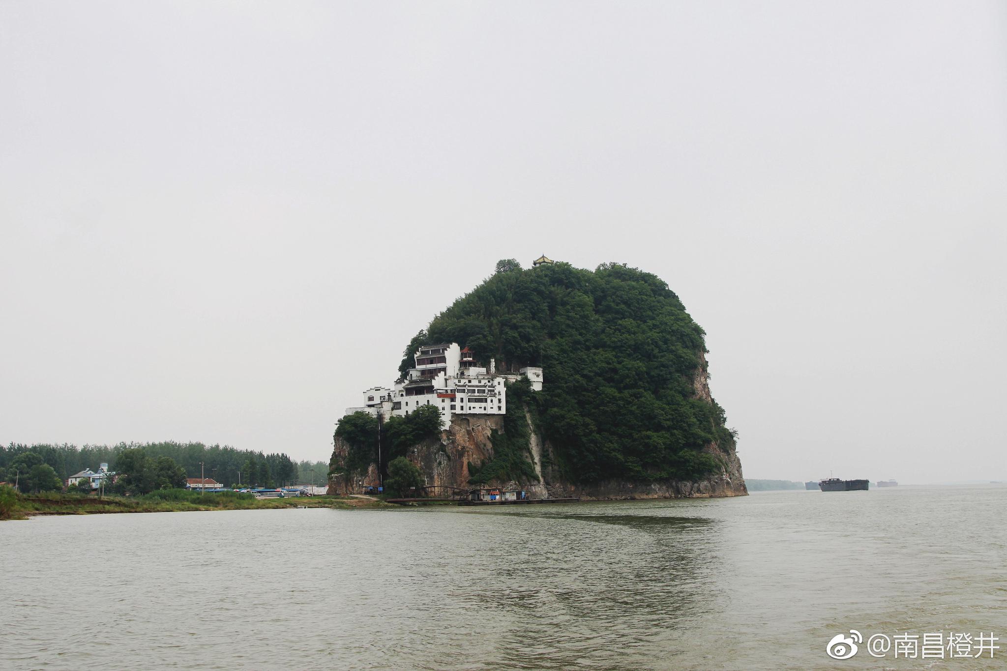 小孤山上听晨钟启秀寺里闻暮鼓