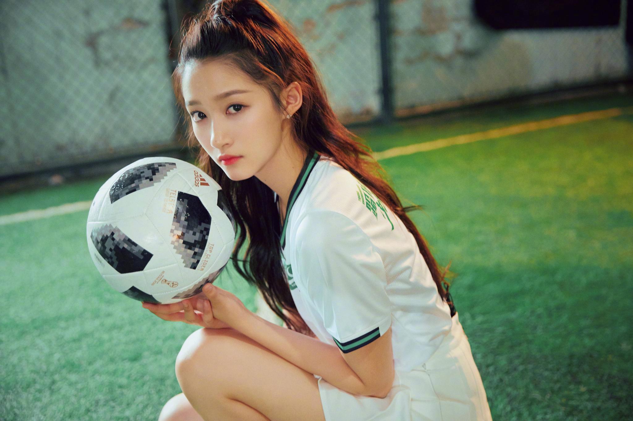 关晓彤穿0号球衣变身足球少女活力十足向男友鹿晗看齐