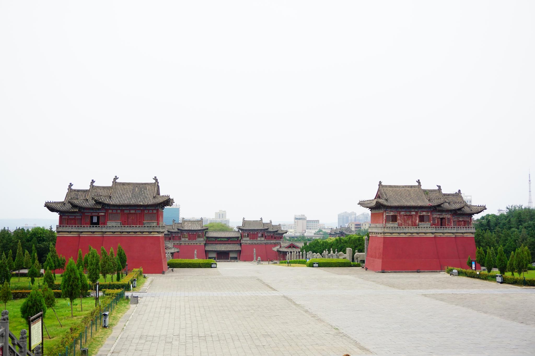 从北魏皇家石窟巩义时间精美的帝后礼佛图和浮雕飞天,到北宋皇陵的