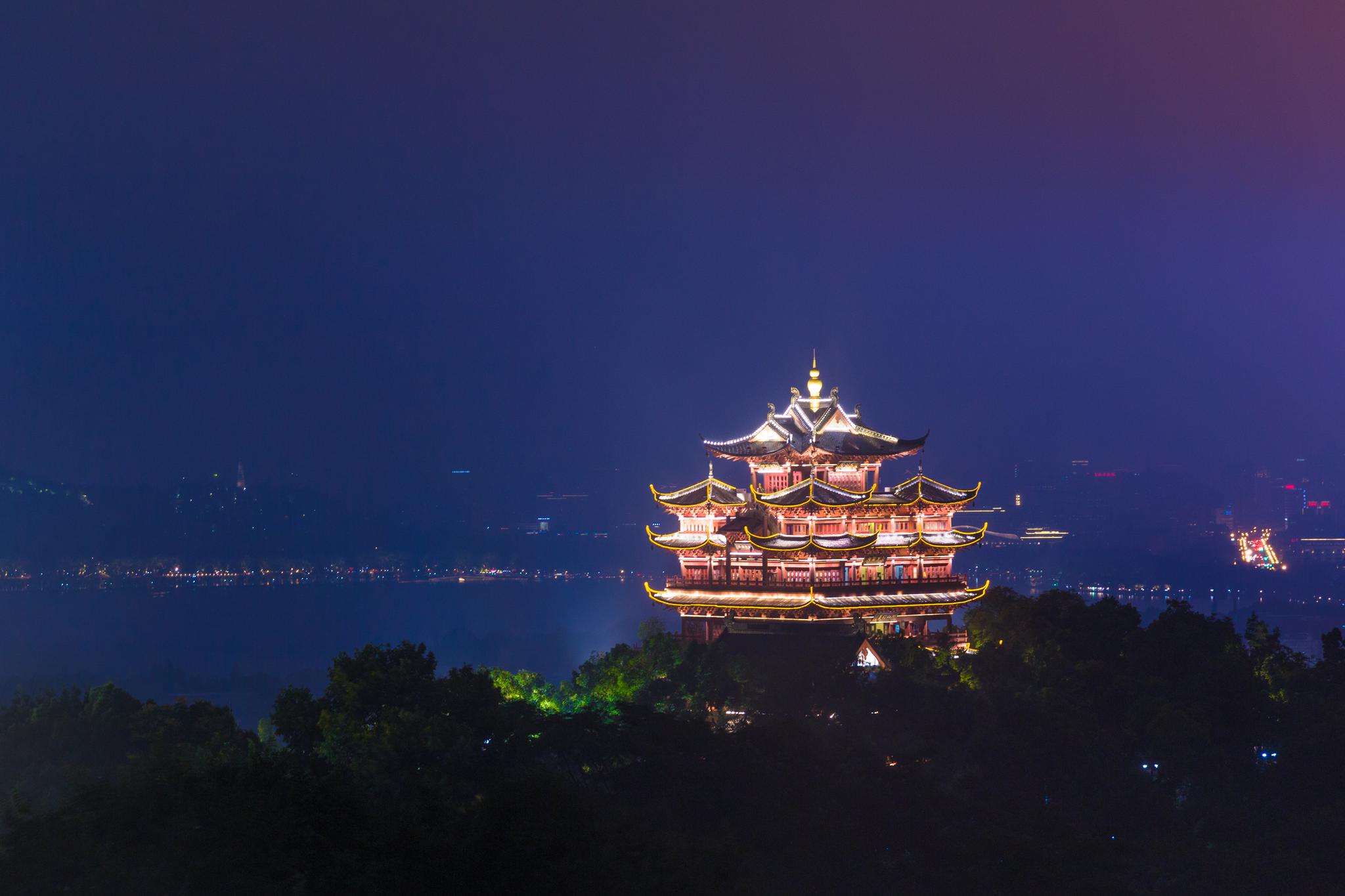 吴山紫阳的江湖汇观亭与城隍阁遥遥相望站在这里/城隍阁于西湖一览