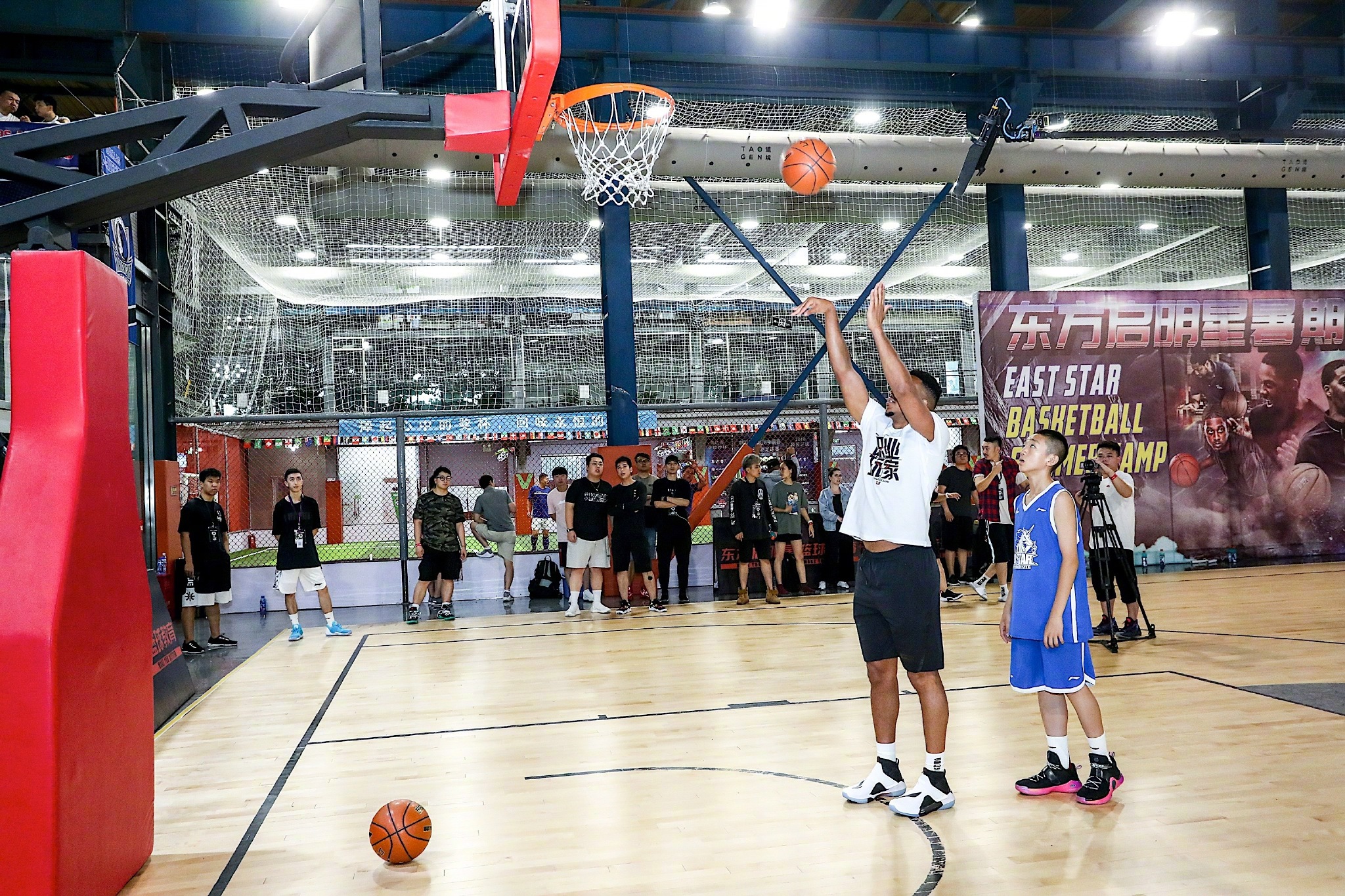 开拓者的cj麦科勒姆开启中国行第一天就和的小球员们进行了互动