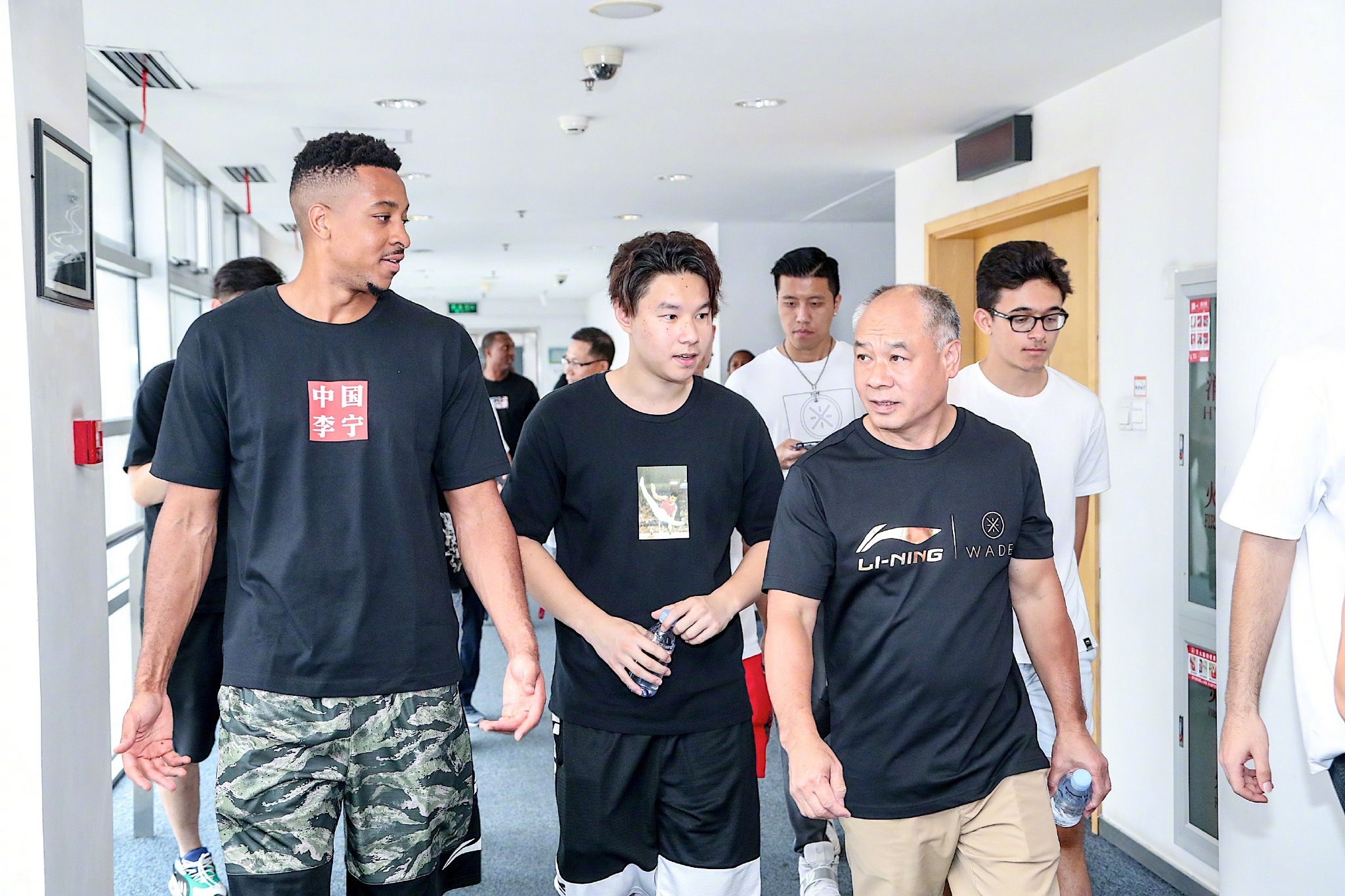 开拓者的cj麦科勒姆开启中国行第一天就和的小球员们进行了互动