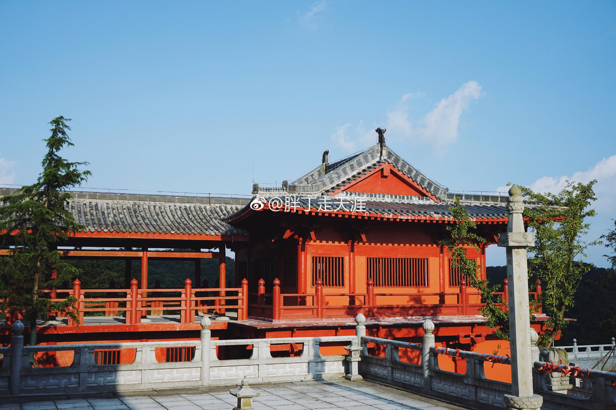 赶上最后一班景区班车去金佛山上的金佛寺很幸运恰逢师傅晚课