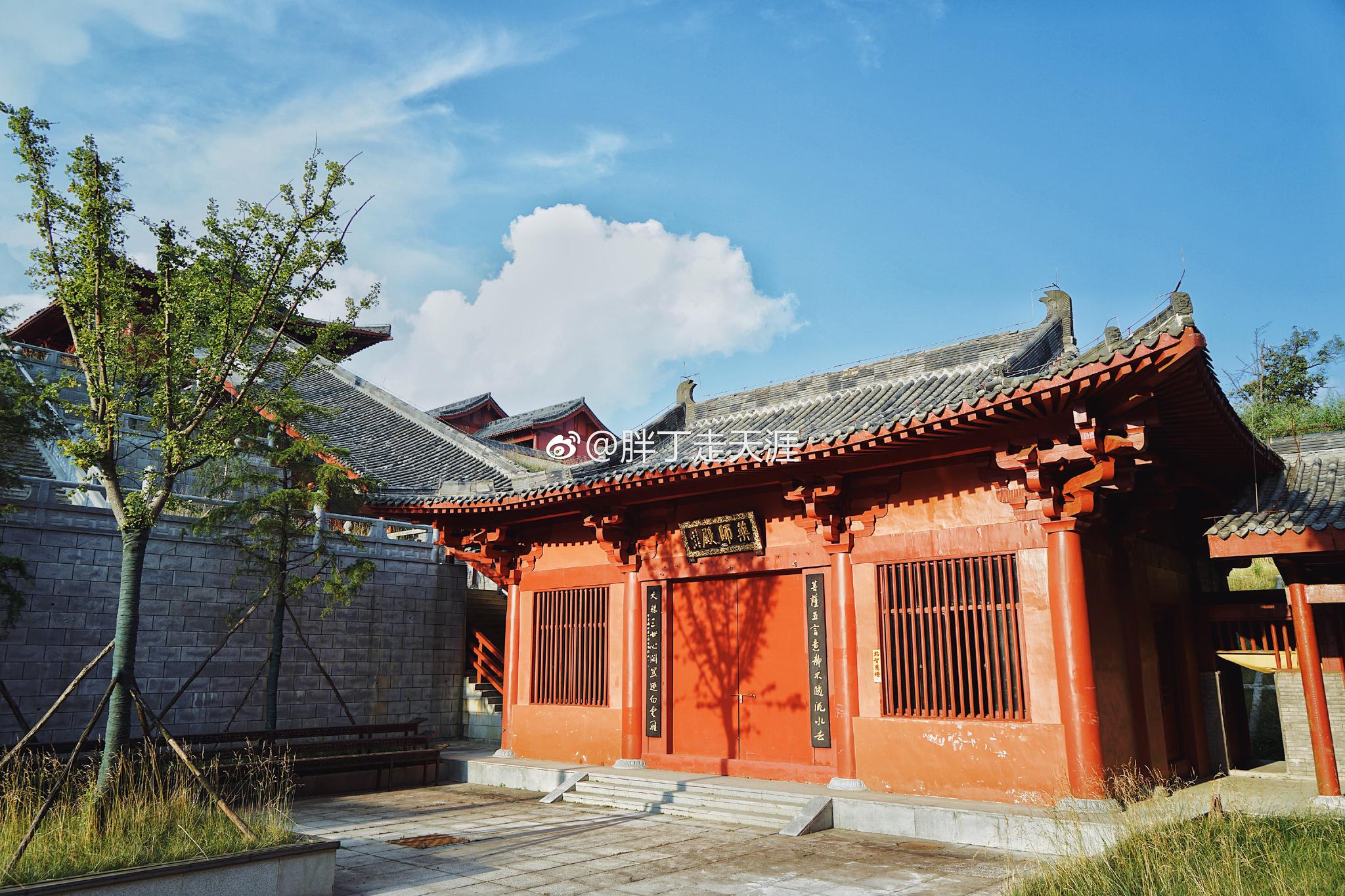 赶上最后一班景区班车去金佛山上的金佛寺很幸运恰逢师傅晚课