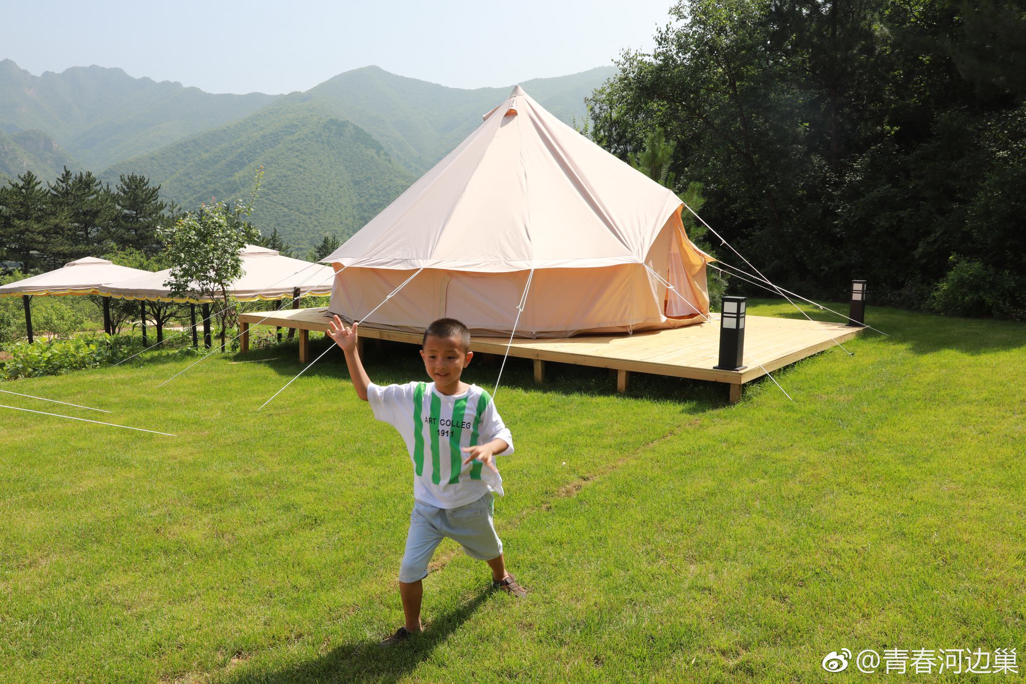 在延庆的百里乡居,还有这样的一幕,山上的帐篷里看星星
