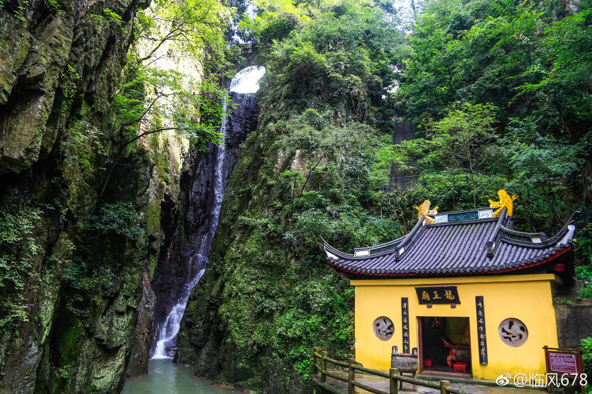 雪窦山风景区位于浙江省奉化市溪口镇西北为四明山支脉的最高峰