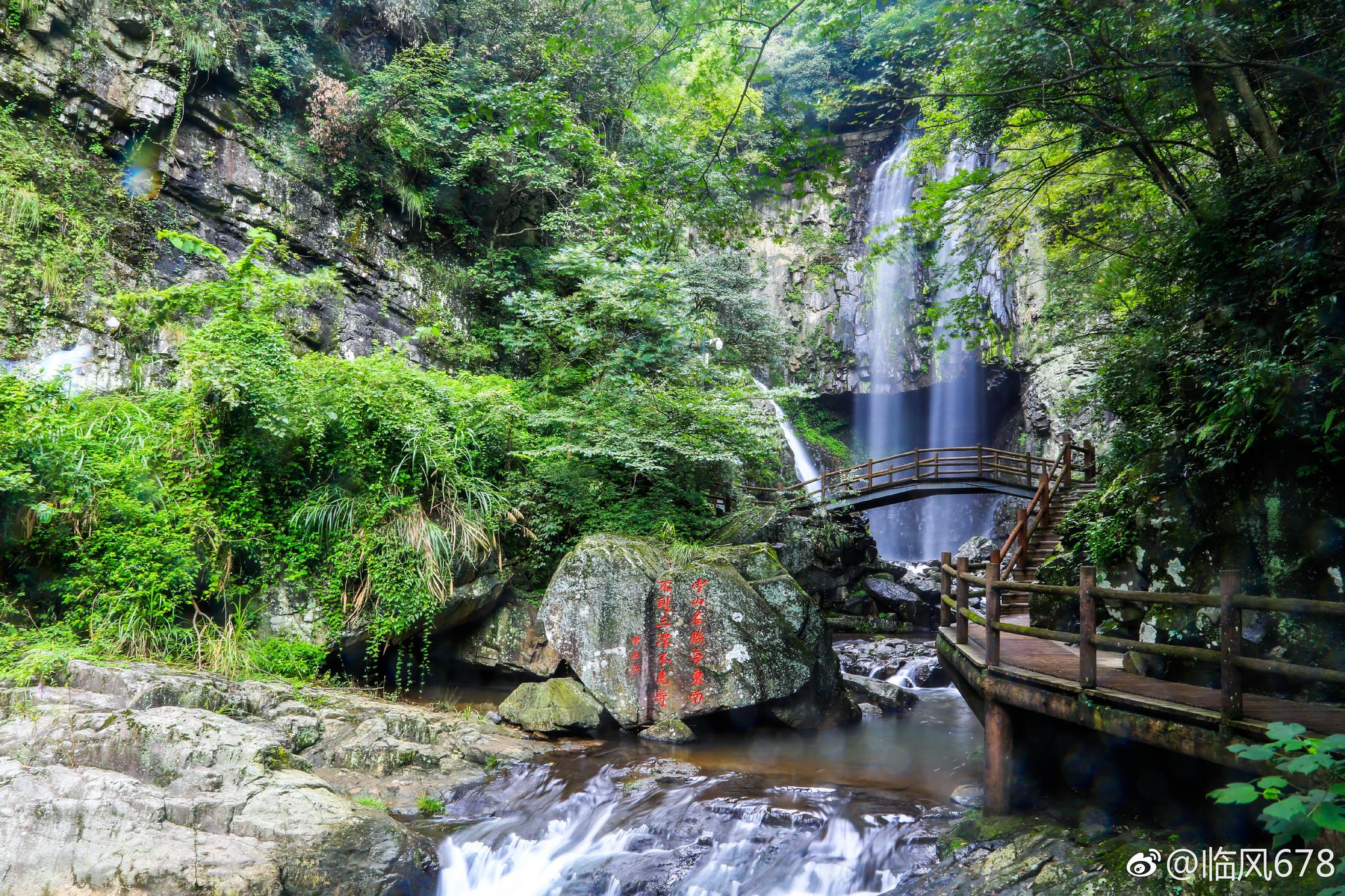 雪窦山风景区位于浙江省奉化市溪口镇西北为四明山支脉的最高峰