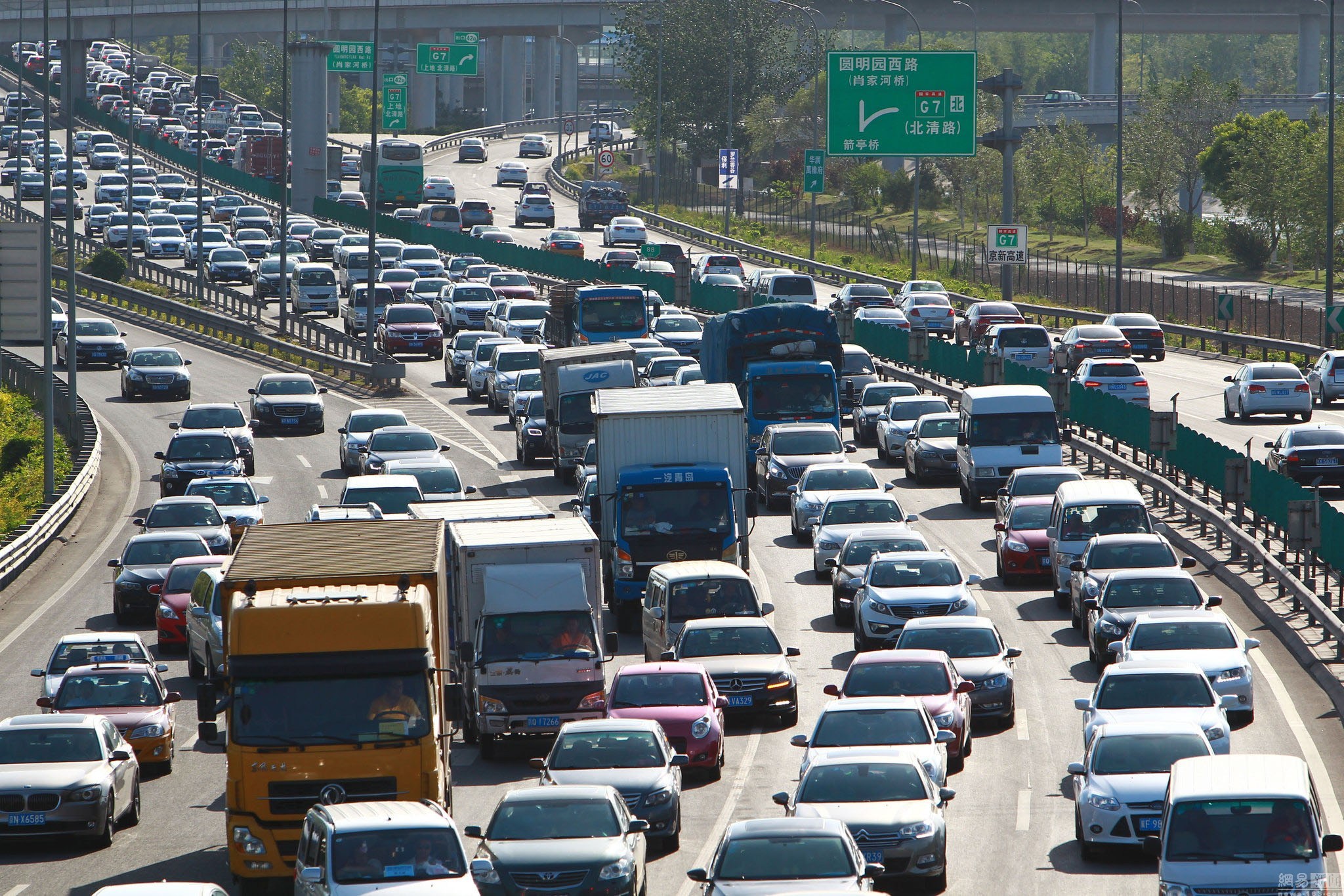 相信不用我多说大家也知道,那就是各种堵,在路上堵车,景区里游玩也堵