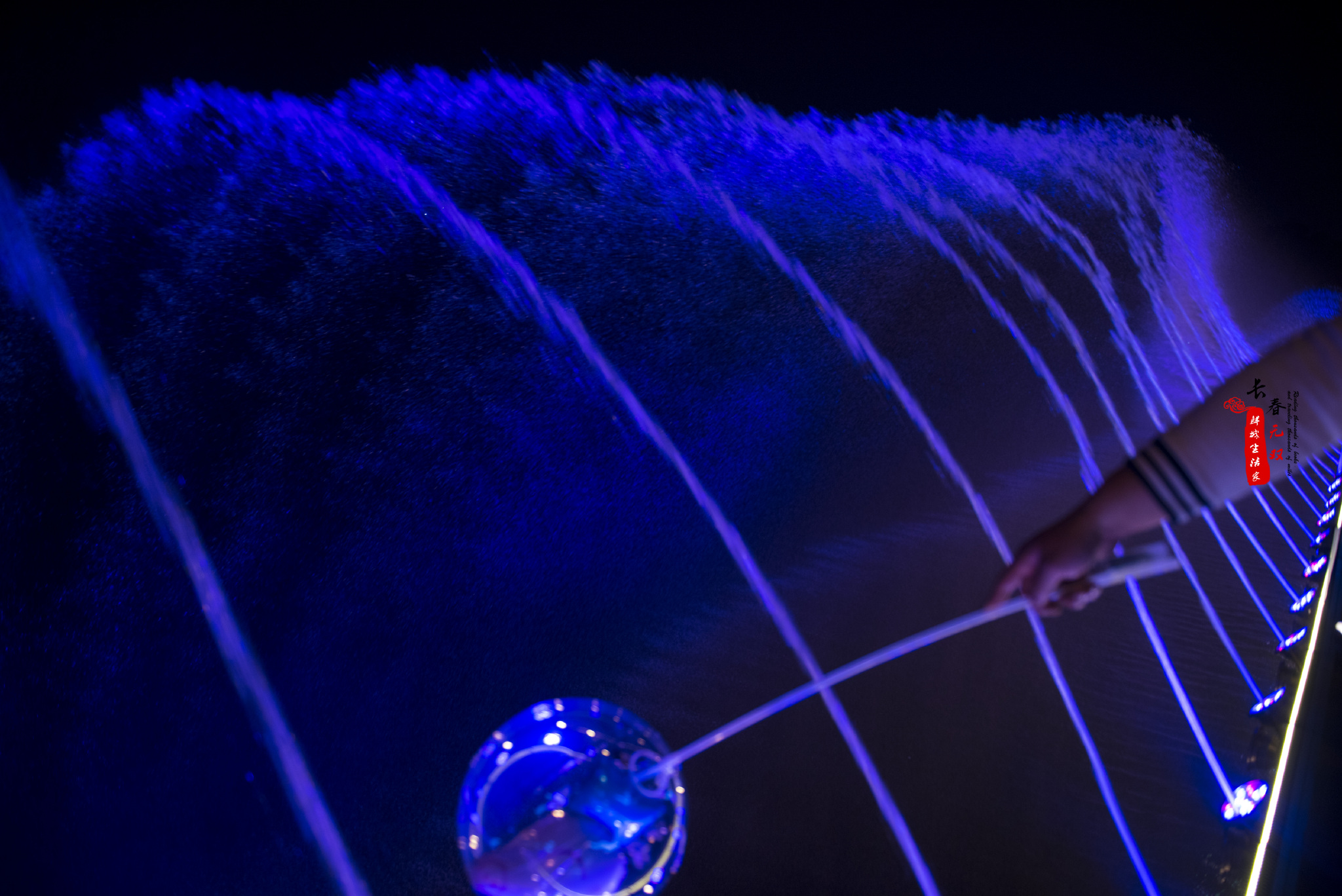 南湖大桥的七彩音乐喷泉已成为广大长春市民消夏纳凉的首选之地